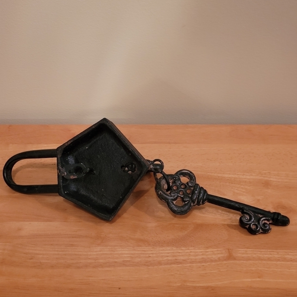 DECORATIVE Antique Style Heavy Cast Iron Hook with Hanging Key - Picture 6 of 15
